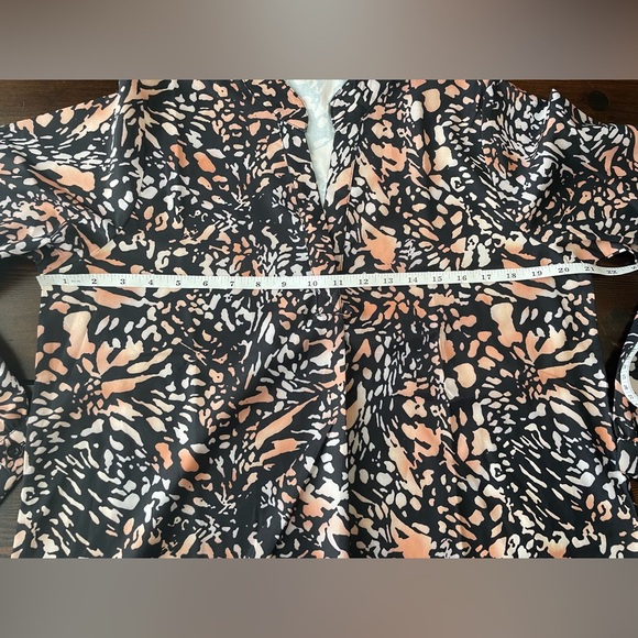 *SALE* NWOT Women’s size M v-neck blouse - Picture 9 of 12